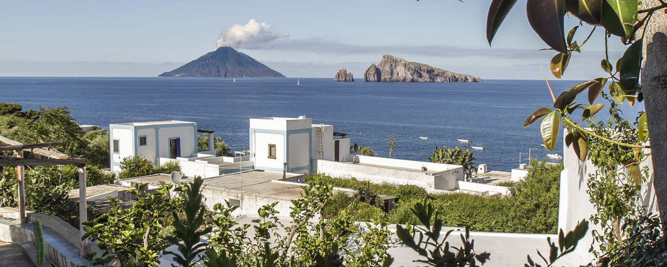 Vista dall'isola di Panarea sul vulcano fumante Stromboli.